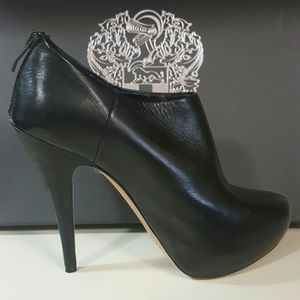 VINCE CAMUTO Black stillettos bootie shoes SIZE 8